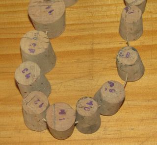 UN SACCO DI VECCHI TAPPI IN SUGHERO PER GIOCATTOLI