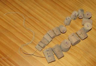 UN SACCO DI VECCHI TAPPI IN SUGHERO PER GIOCATTOLI