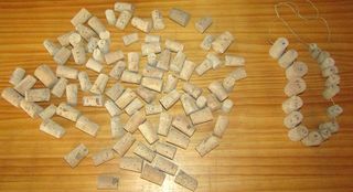 UN SACCO DI VECCHI TAPPI IN SUGHERO PER GIOCATTOLI