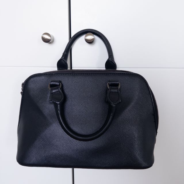 Bolso rígido de mano negro