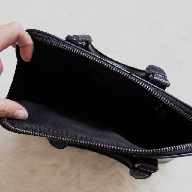 Bolso rígido de mano negro