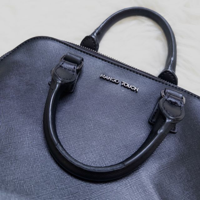 Bolso rígido de mano negro