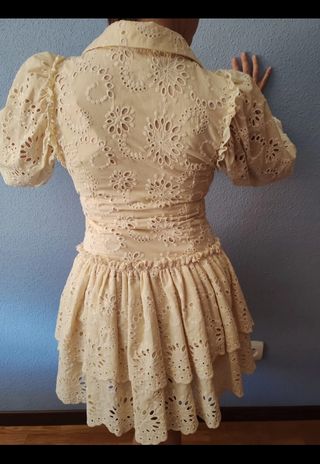 Vestido beige de encaje
