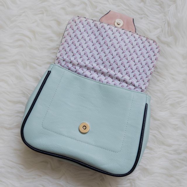 Bolso colores pastel de hombro con correa dorada