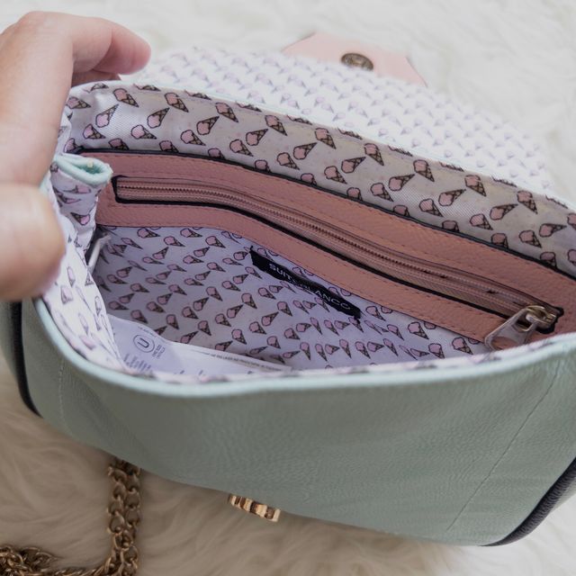 Bolso colores pastel de hombro con correa dorada