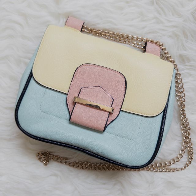 Bolso colores pastel de hombro con correa dorada
