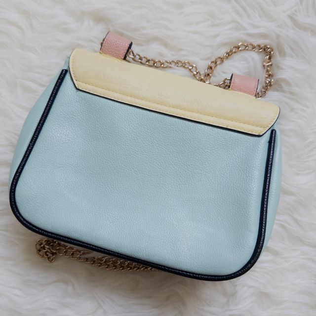 Bolso colores pastel de hombro con correa dorada