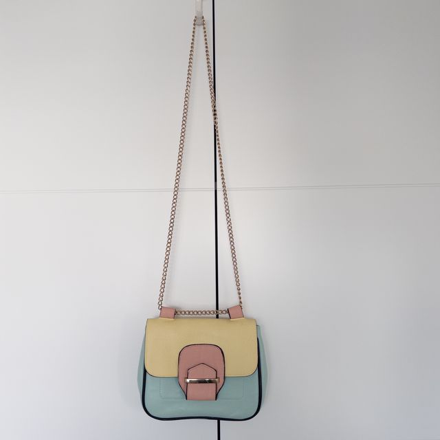 Bolso colores pastel de hombro con correa dorada