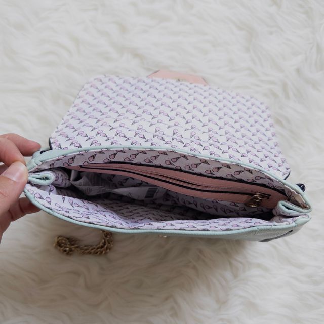 Bolso colores pastel de hombro con correa dorada