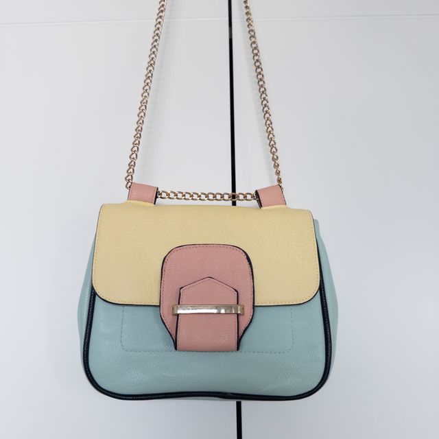 Bolso colores pastel de hombro con correa dorada
