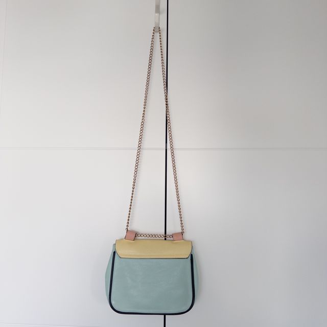 Bolso colores pastel de hombro con correa dorada