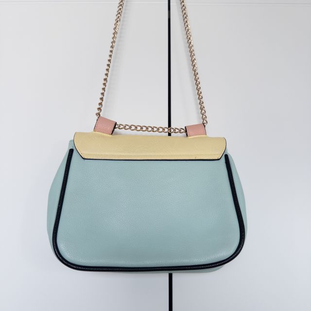 Bolso colores pastel de hombro con correa dorada