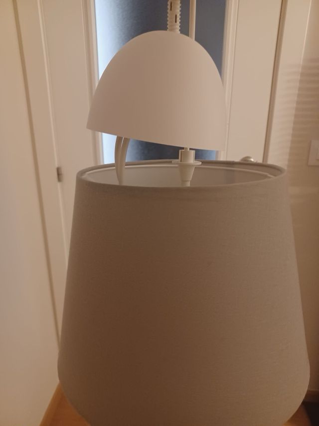 Lámpara colgante beige y blanca