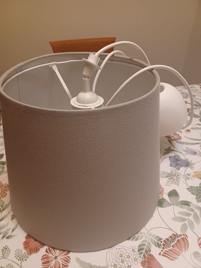 Lámpara colgante beige y blanca