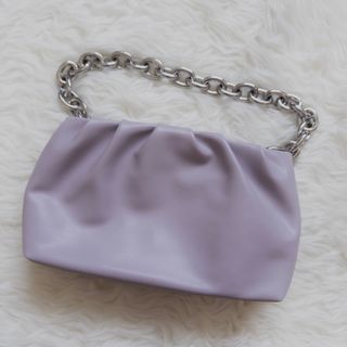 Bolso morado / lila con correa anillas plata