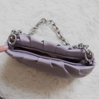 Bolso morado / lila con correa anillas plata