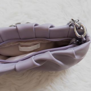 Bolso morado / lila con correa anillas plata