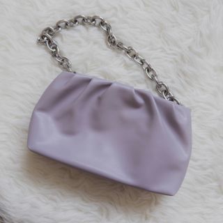 Bolso morado / lila con correa anillas plata