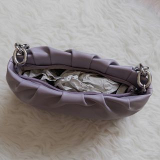 Bolso morado / lila con correa anillas plata