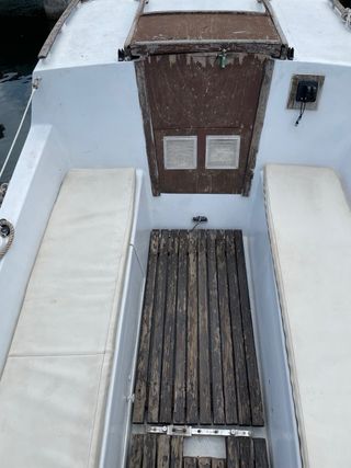 Velero de Ocasion 6m, asientos acolchados. 