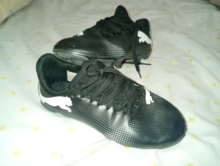 Botas fútbol Puma niño - Negras . talla31.
