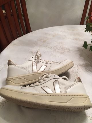 VEJA Sneakers - Blancas y Doradas - Talla 39