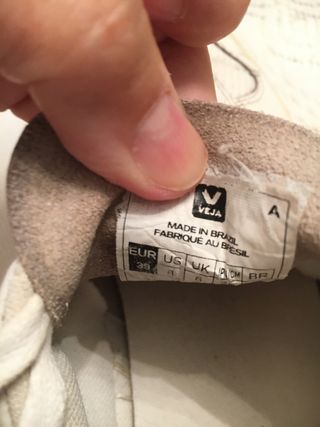VEJA Sneakers - Blancas y Doradas - Talla 39