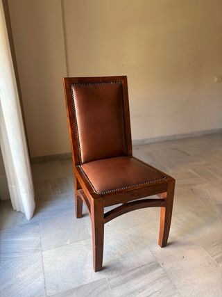 Silla de madera marrón - Polipiel