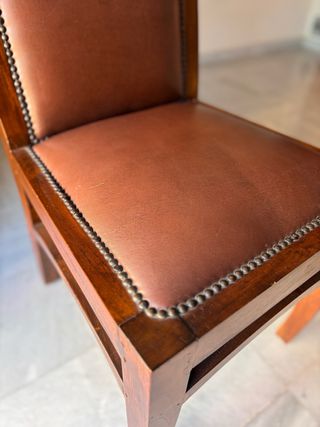 Silla de madera marrón - Polipiel