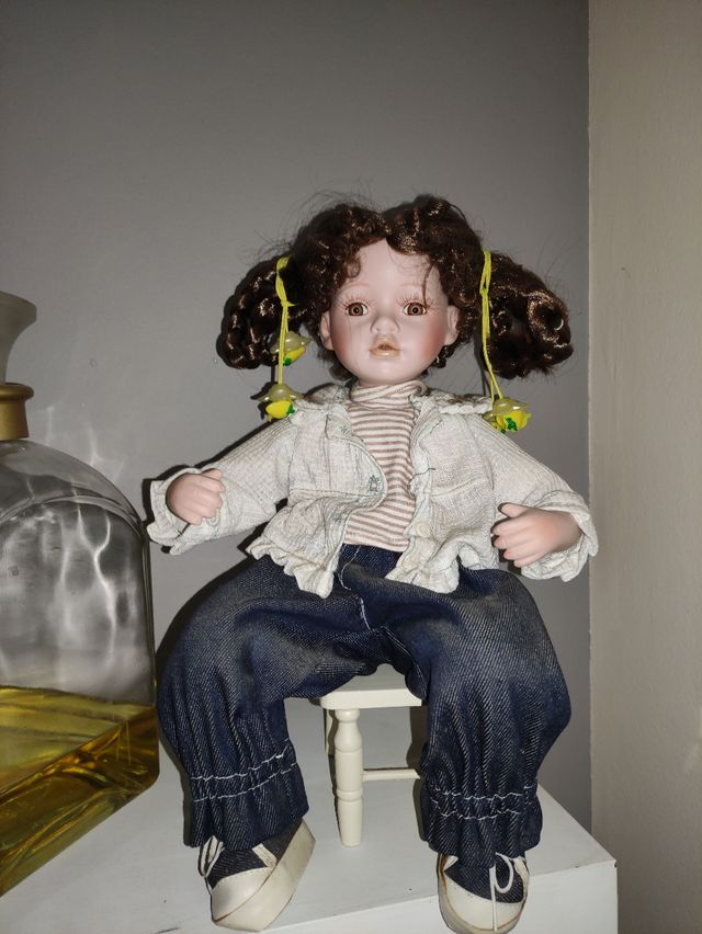 Muñeca porcelana - Niña sentada