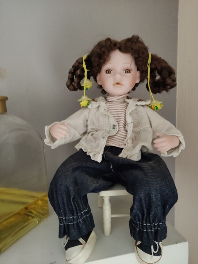 Muñeca porcelana - Niña sentada