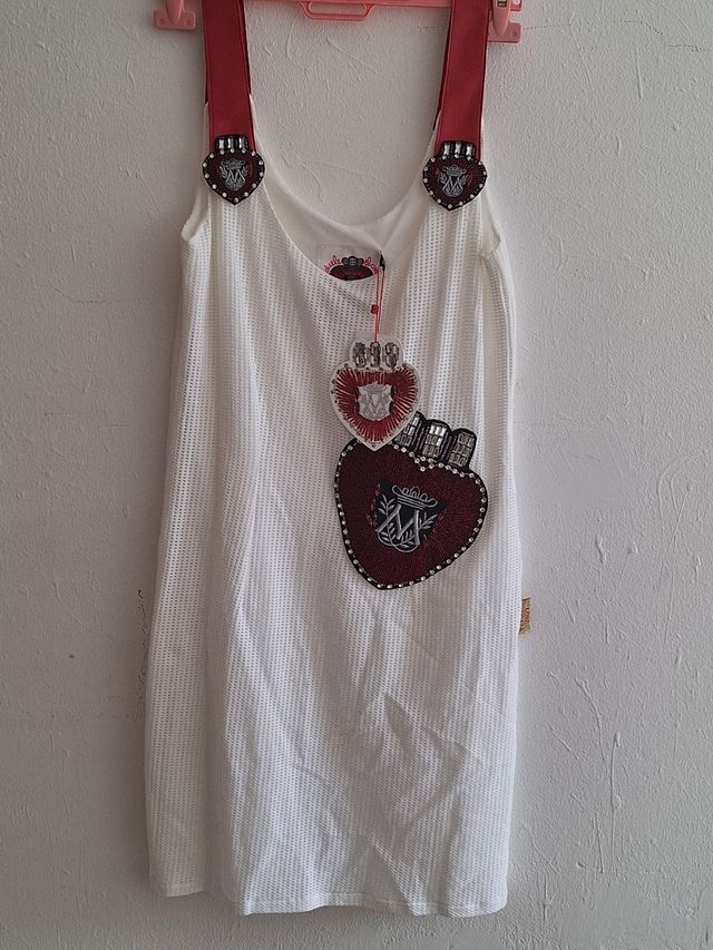 Vestido blanco con tirantes rojos