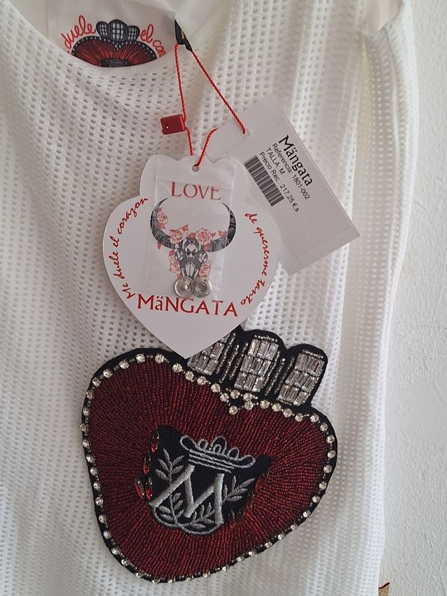 Vestido blanco con tirantes rojos