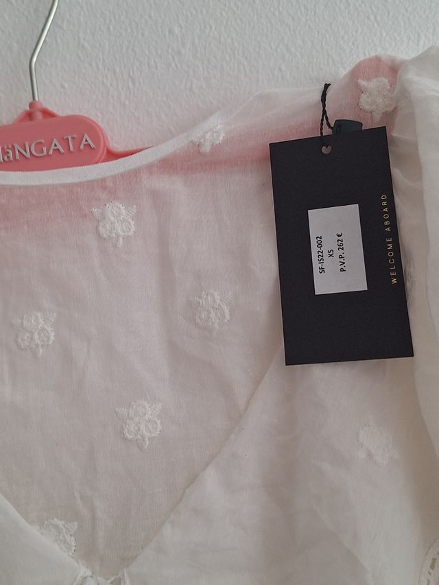 Vestido blanco con tirantes rojos