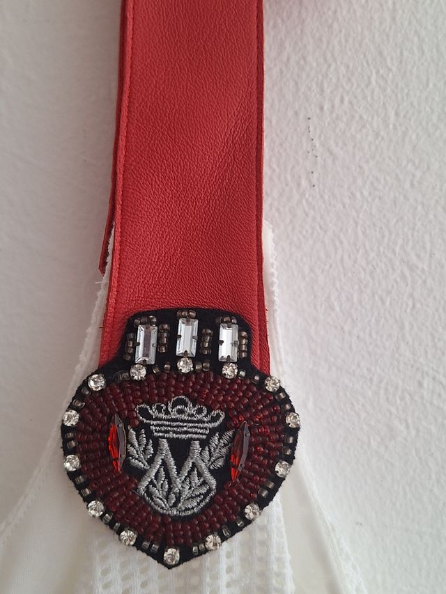 Vestido blanco con tirantes rojos