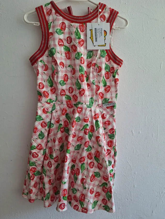 Vestido blanco con tirantes rojos