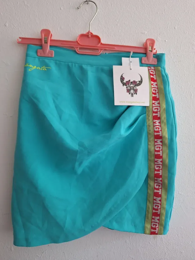 Vestido blanco con tirantes rojos