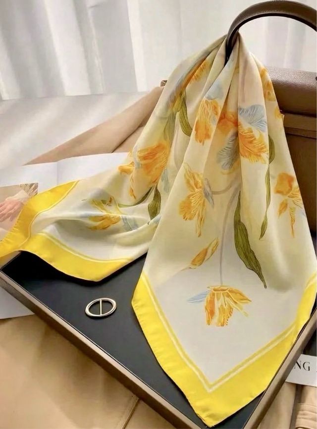 Pañuelo Satinado Amarillo, Blanco y Flores - Nuevo