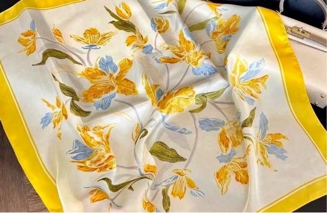 Pañuelo Satinado Amarillo, Blanco y Flores - Nuevo