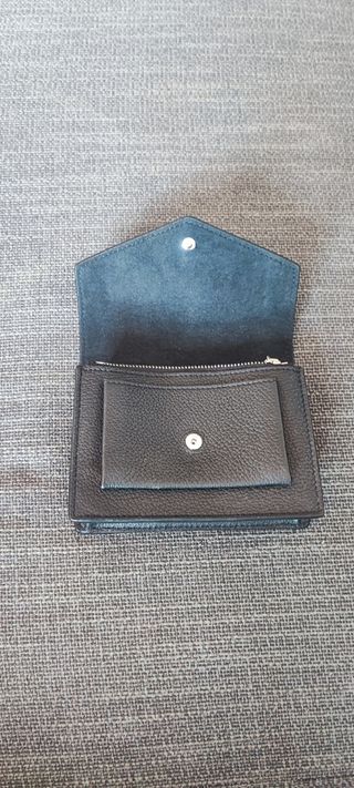Cartera LV negra le falta la cadena 
