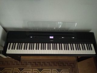 Piano Yamaha P525B1 con mueble, pedalera y funda.
