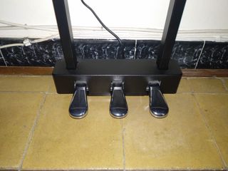 Piano Yamaha P525B1 con mueble, pedalera y funda.