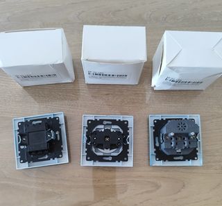 Interruptor y enchufes azules marca Wesa