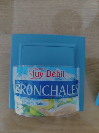 Interruptor y enchufes azules marca Wesa