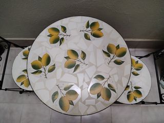 Mesa y 2 sillas de metal y cerámica