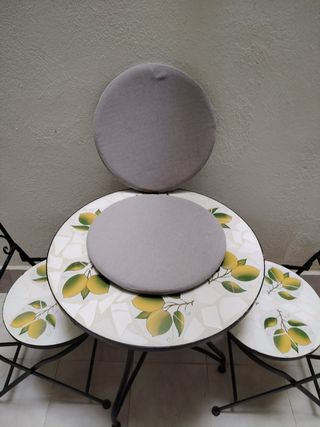Mesa y 2 sillas de metal y cerámica