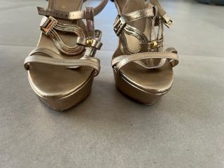 Sandalias tacón dorado Lola Cruz 39
