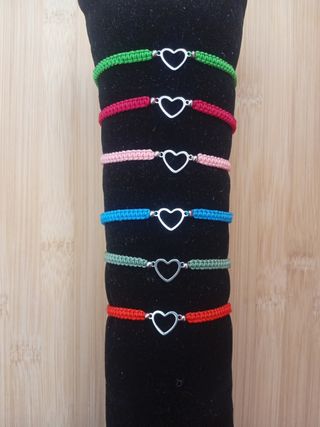 Pulseras corazón macramé