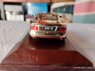 Aston Martin V12 Vanquish - Modelo