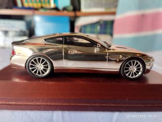 Aston Martin V12 Vanquish - Modelo